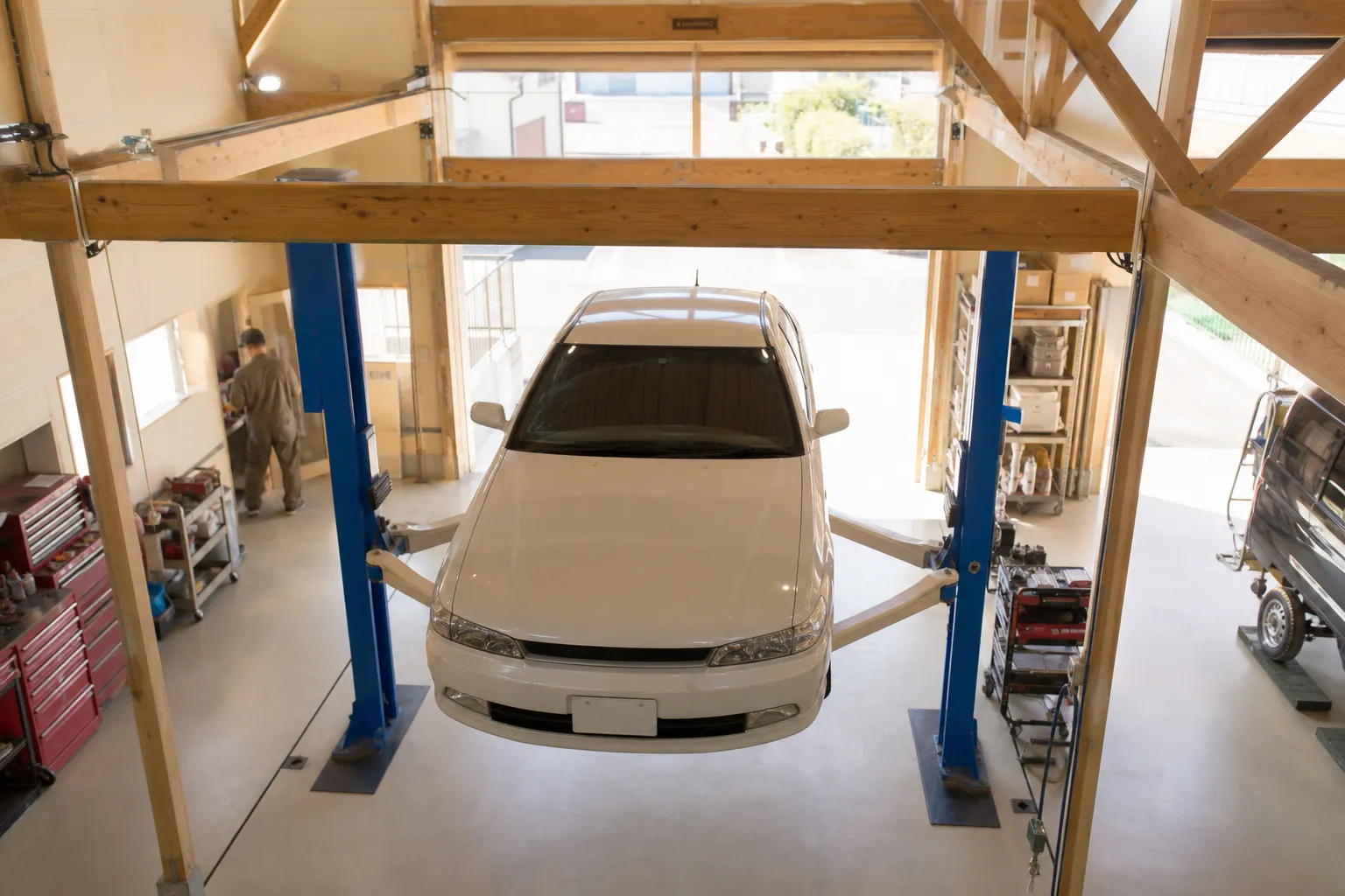 整備工場のリフトに載った車を見上げる位置に取り付けられたカメラ(イメージ)