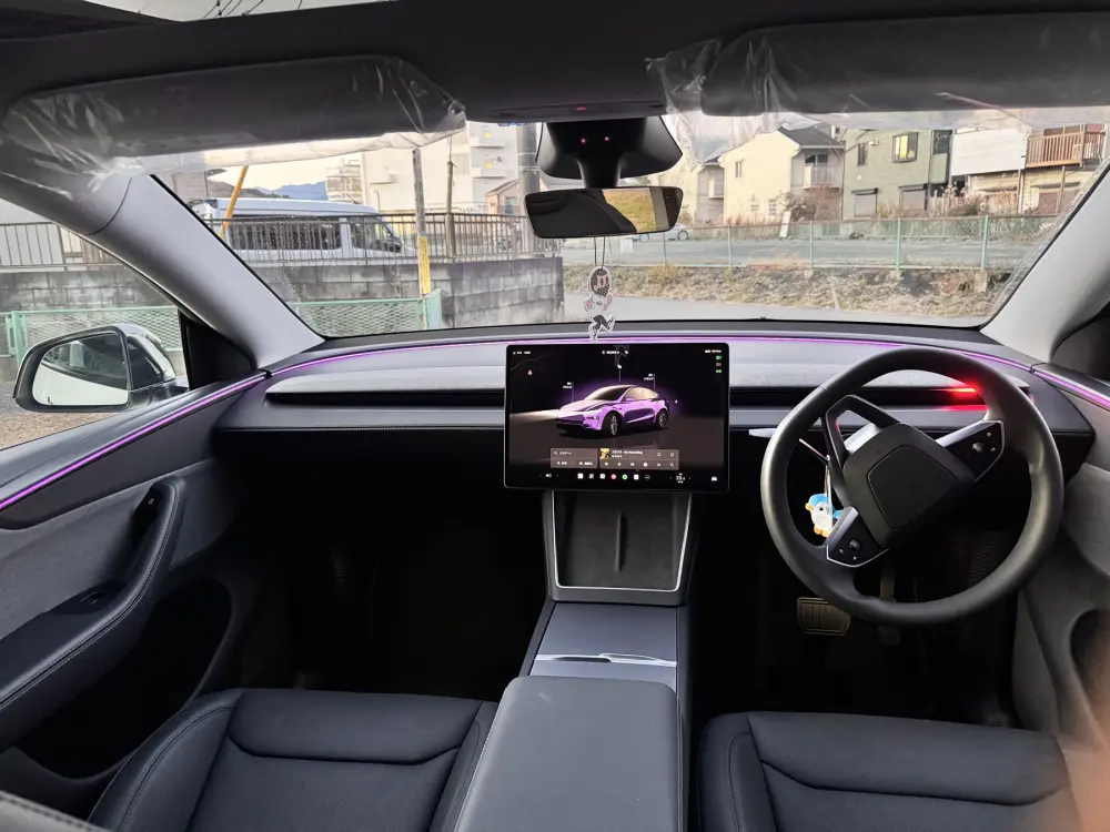 Model Yの車内。運転席とセンターディスプレイ