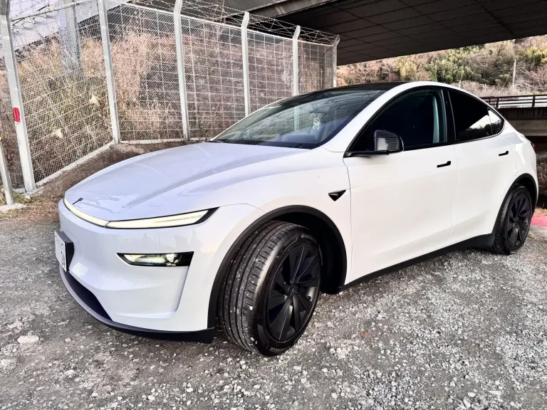 白いテスラ Model Yのフロントとサイド。実車写真。